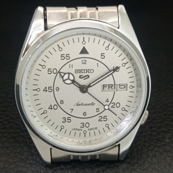 Vintage 1979 Seiko Automatic Mens Silver Watch W/daydate & Black accents - Picture 4 of 9